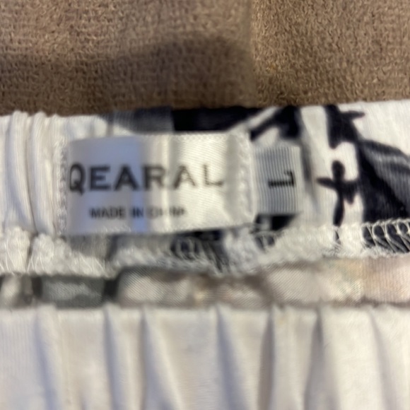 Size large floral off the shoulder, ties on the 3/4 sleeve - Picture 2 of 4